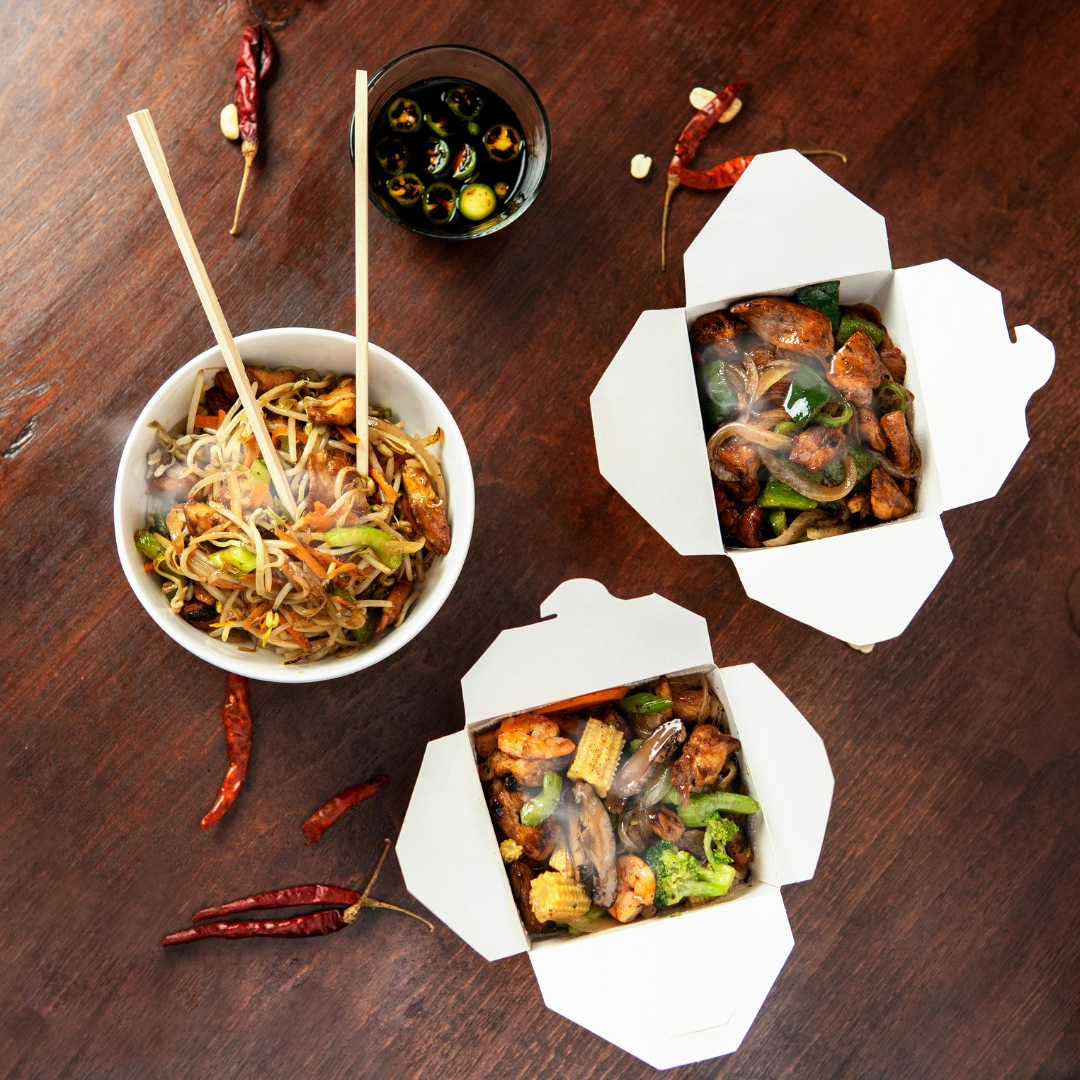 Assiette et contenants de nouilles chinoises