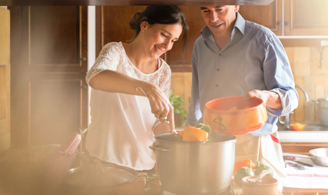 Fondateurs de la marque Karine & Jeff en train de cuisiner