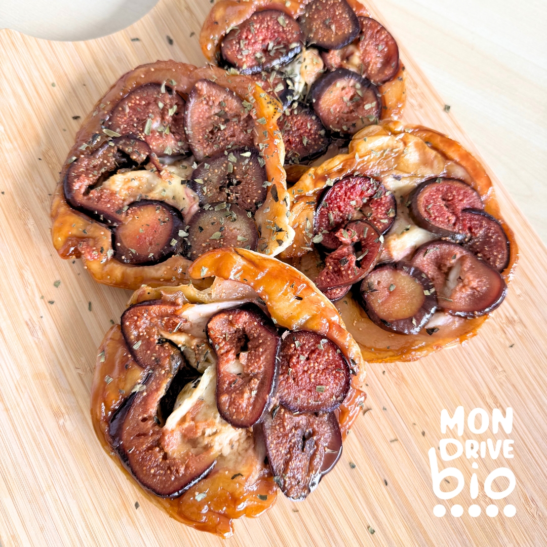 4 tartes tatins salées aux figues et au chèvre disposez sur une planche à découper