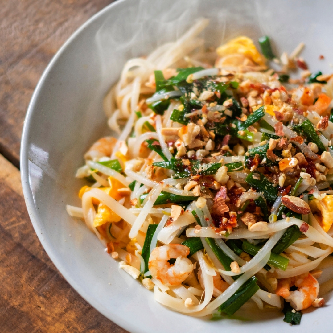 Assiette de Pad Thaï aux crevettes